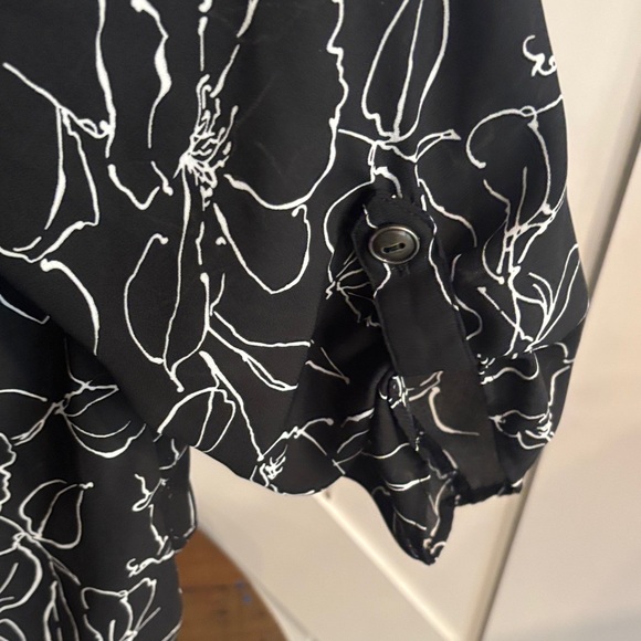 Maurices Black and White Floral poplin top. Large - Picture 4 of 5